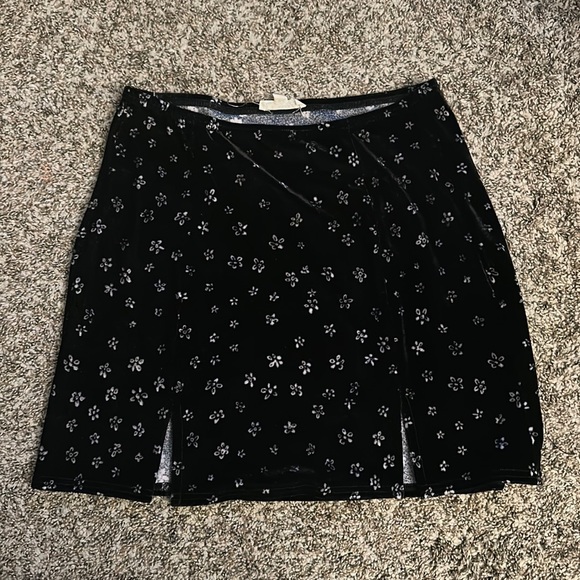 Pacsun Mini Velvet floral black miniskirt - Picture 2 of 4